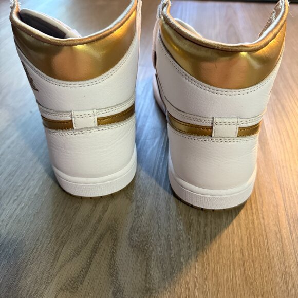 Jordan 1 Retro High OG Metallic Gold - W9.5 - Picture 4 of 8